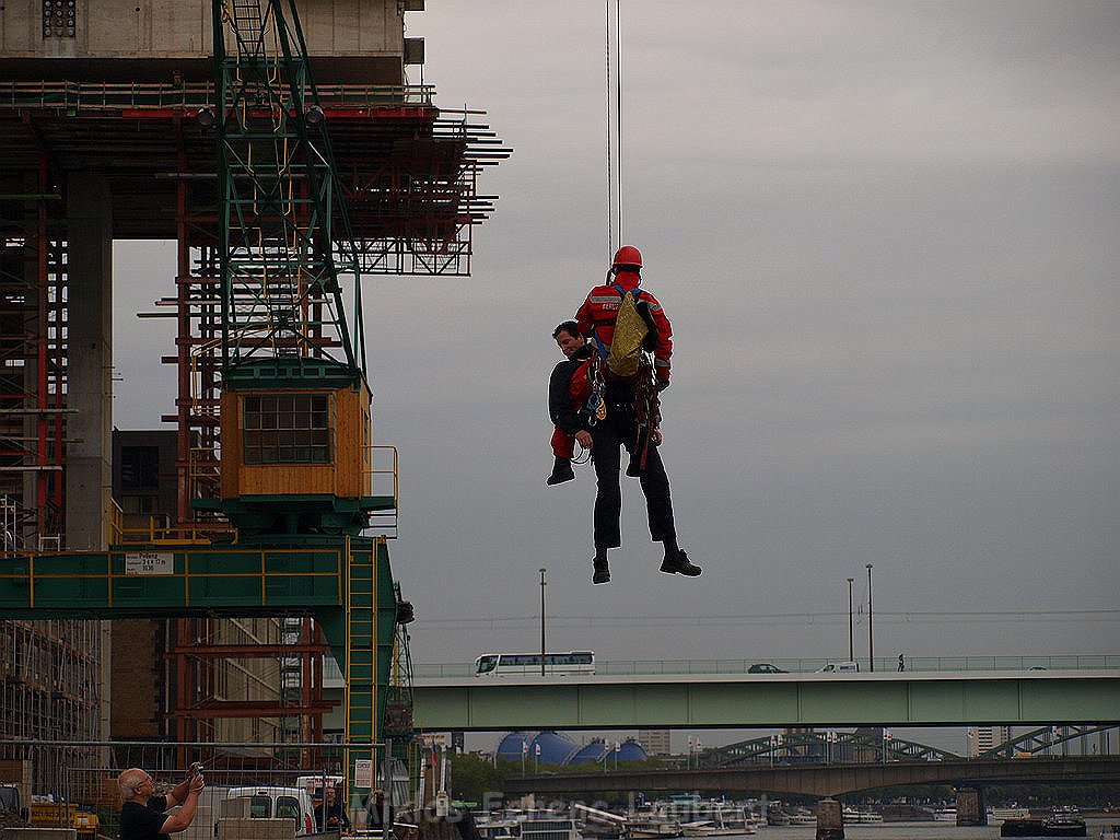 Tag 2 Uebung BF Koeln Hoehenretter Kranhaus 2  P421.JPG